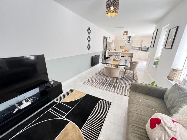5 bedroom detached house to rent