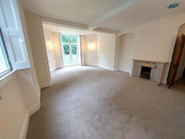 5 bedroom detached house to rent