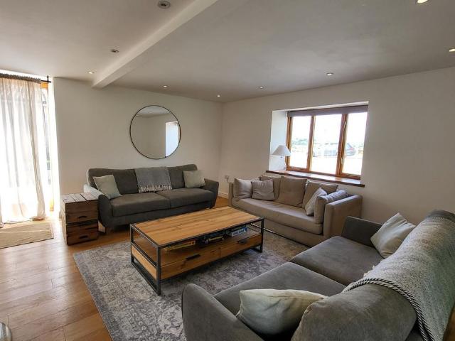 5 bedroom detached house to rent