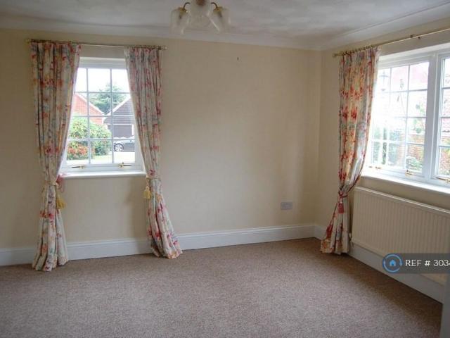 5 bedroom detached house to rent