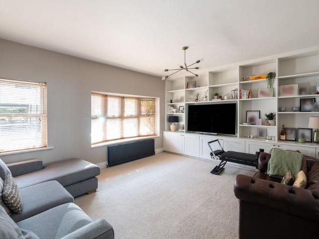 5 bedroom detached house to rent