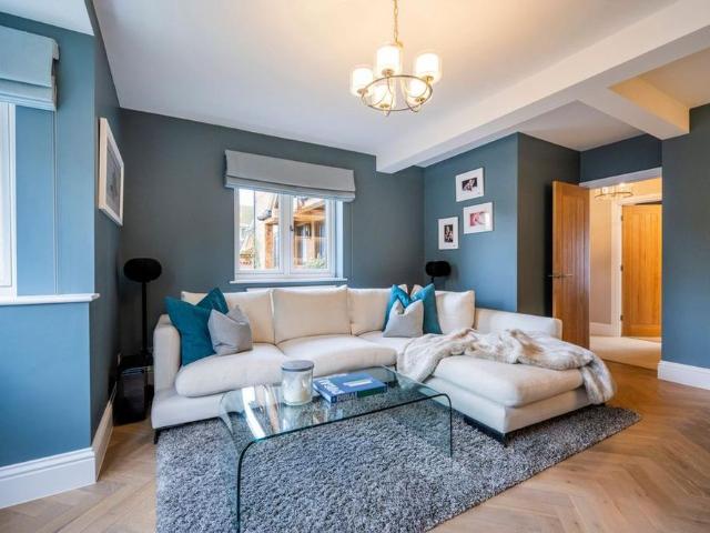 5 bedroom detached house to rent