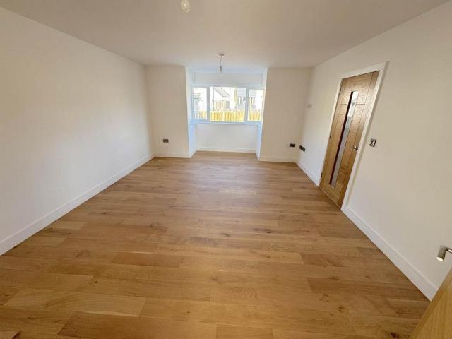 5 bedroom detached house to rent
