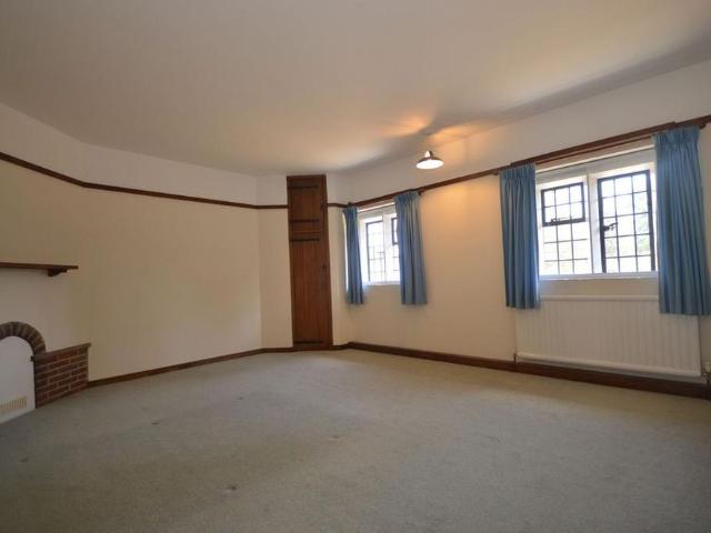 5 bedroom detached house to rent
