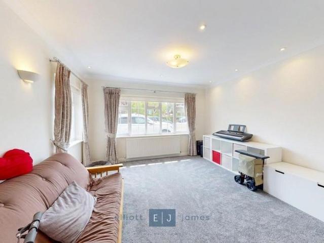 5 bedroom detached house to rent