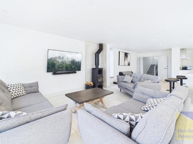 5 bedroom detached house to rent
