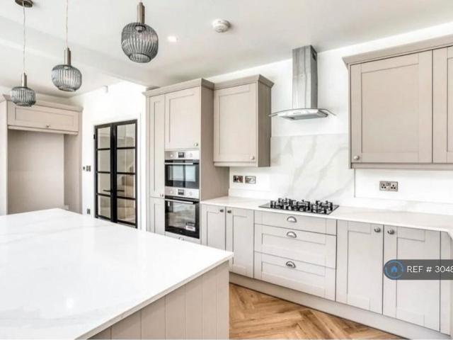 5 bedroom detached house to rent