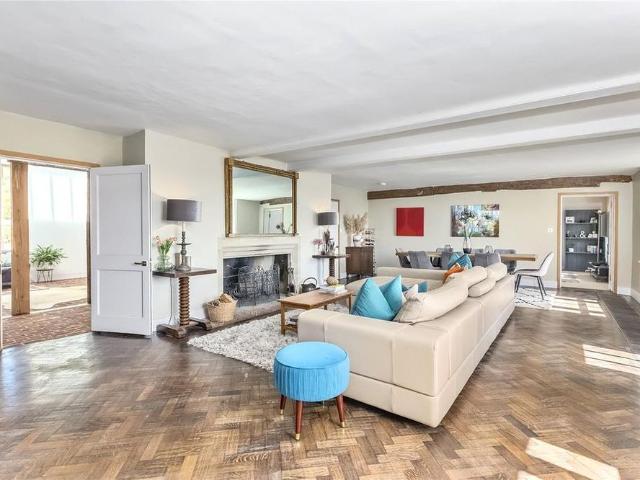 5 bedroom detached house to rent