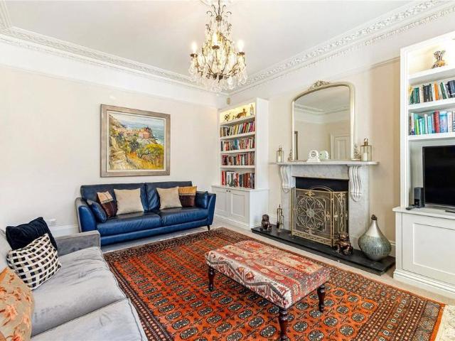 5 bedroom detached house to rent