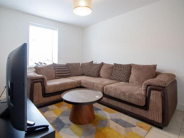 5 bedroom detached house to rent
