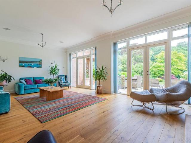 5 bedroom detached house to rent