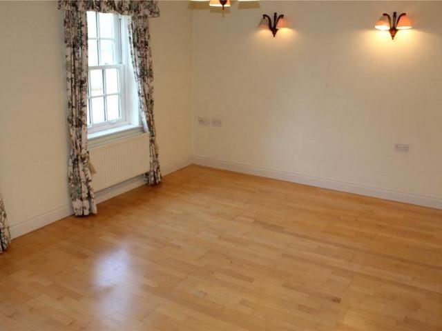 5 bedroom detached house to rent