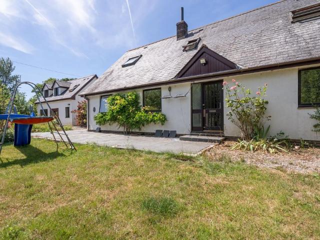 5 bedroom detached house to rent