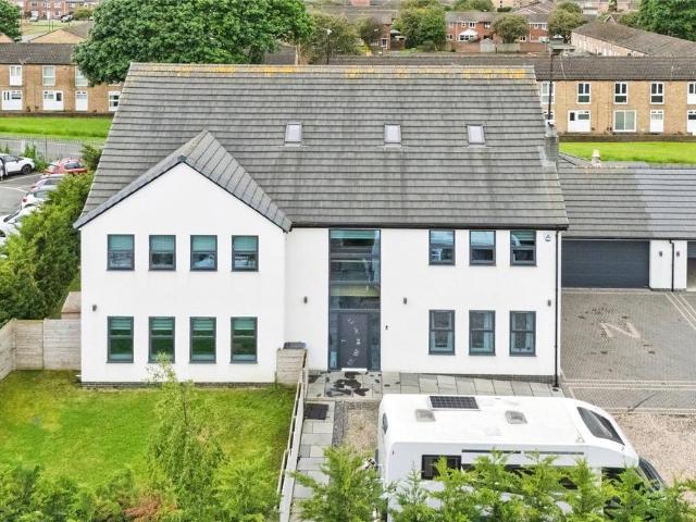 5 bedroom detached house to rent