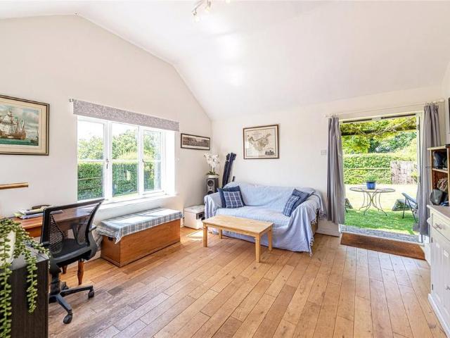 5 bedroom detached house to rent