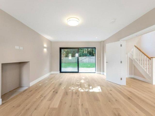 5 bedroom detached house to rent