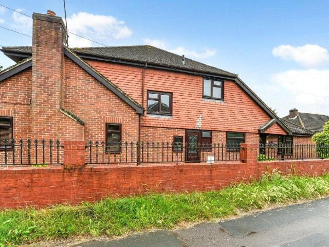5 bedroom detached house to rent
