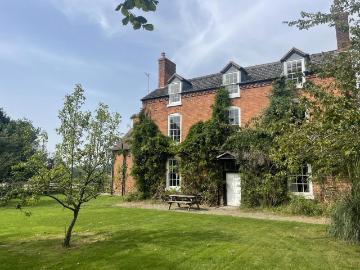 5 bedroom detached house to rent