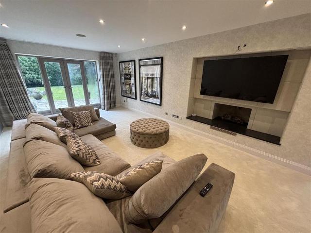 5 bedroom detached house to rent
