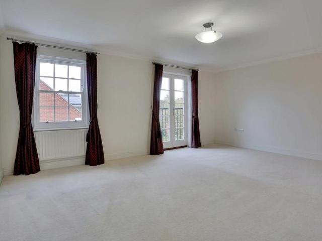5 bedroom detached house to rent