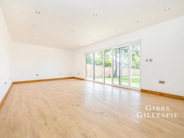 5 bedroom detached house to rent
