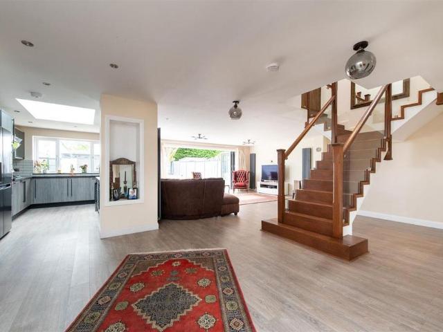 5 bedroom detached house to rent