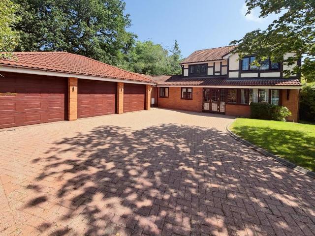 5 bedroom detached house to rent