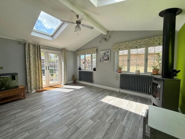 5 bedroom detached house to rent