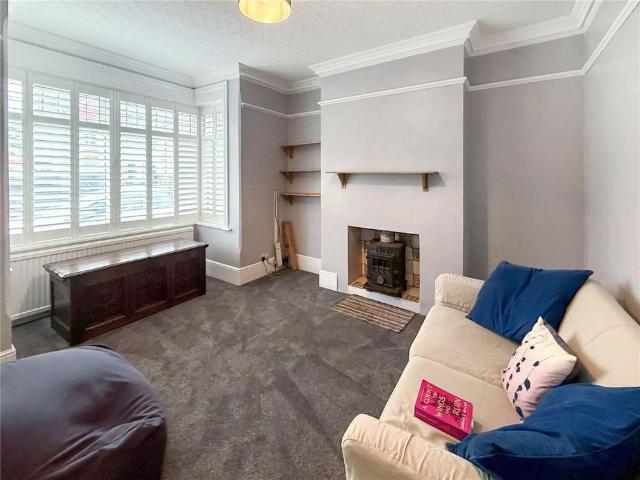5 bedroom detached house to rent