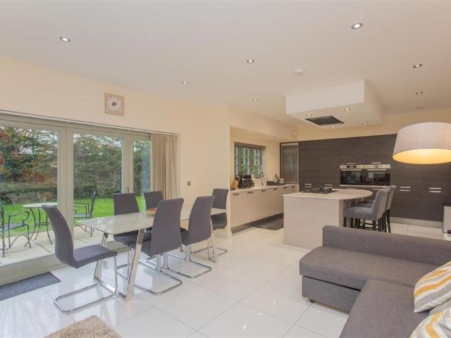5 bedroom detached house to rent