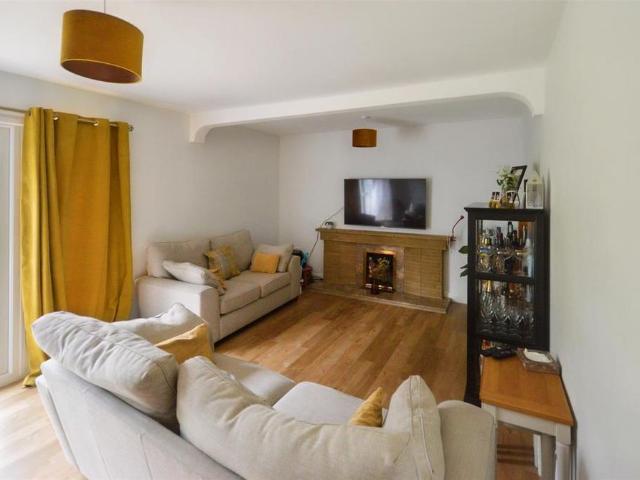 5 bedroom detached house to rent