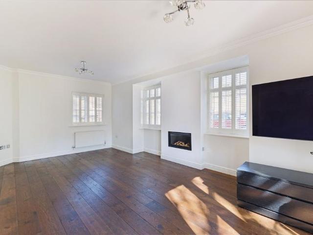 5 bedroom detached house to rent