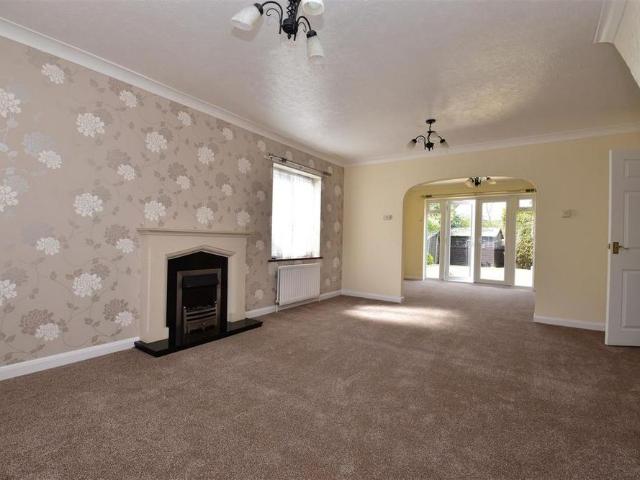 5 bedroom detached house to rent