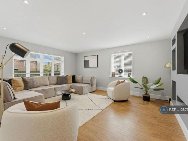 5 bedroom detached house to rent
