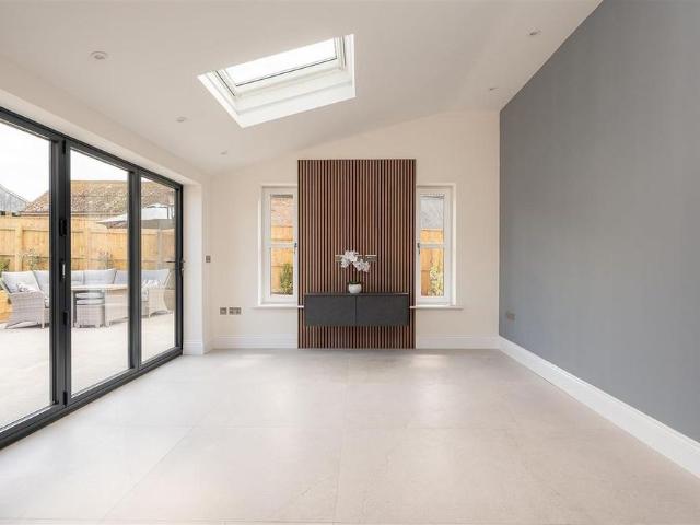 5 bedroom detached house to rent