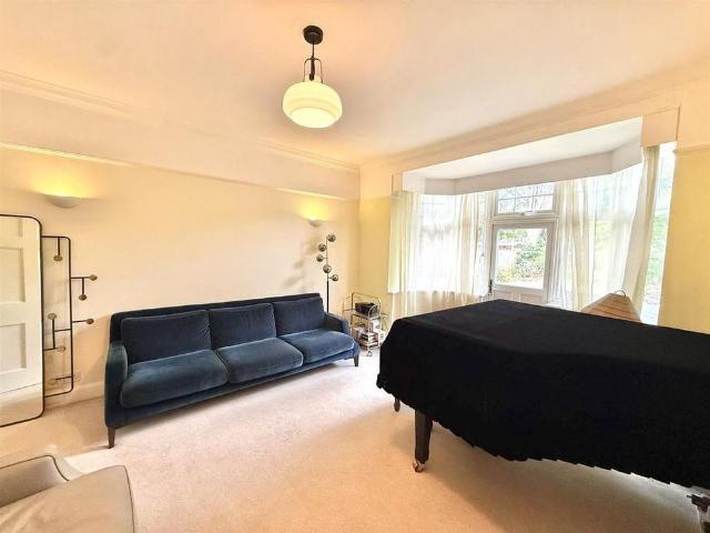 5 bedroom detached house to rent