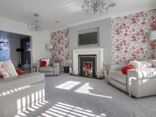 5 bedroom detached house to rent