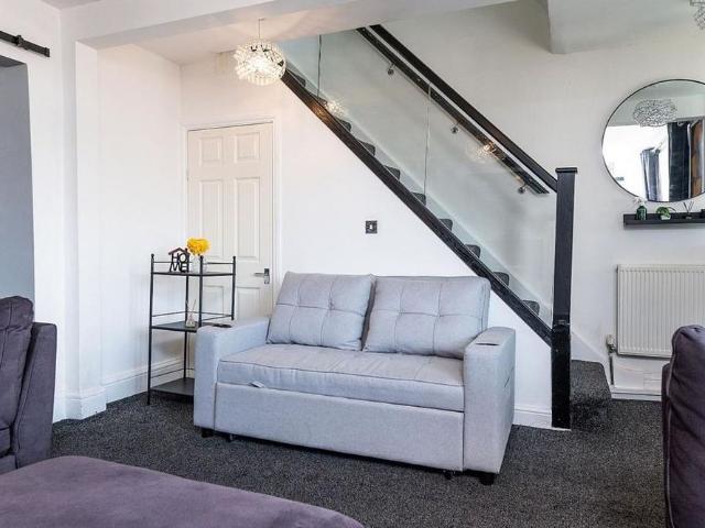5 bedroom detached house to rent