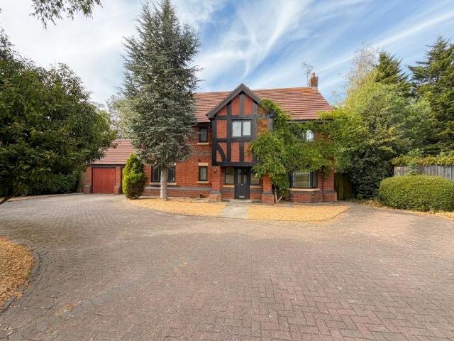 5 bedroom detached house to rent