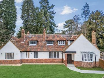 5 bedroom detached house to rent