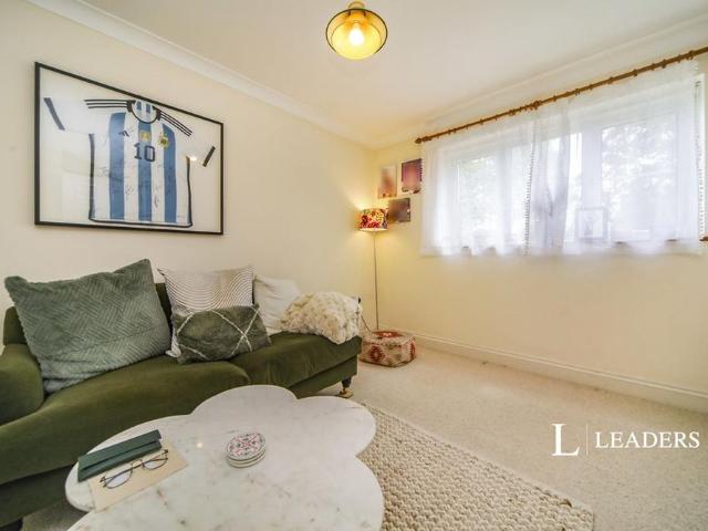5 bedroom detached house to rent