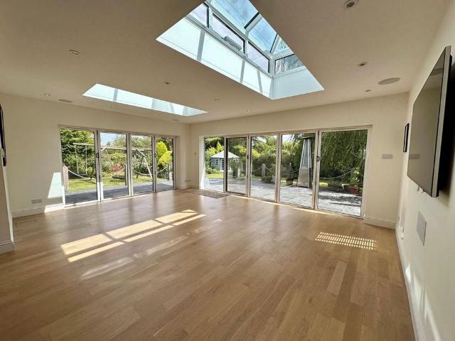5 bedroom detached house to rent