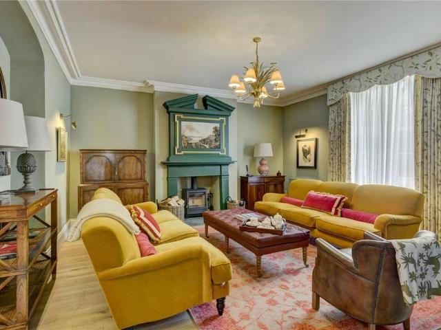 5 bedroom detached house to rent
