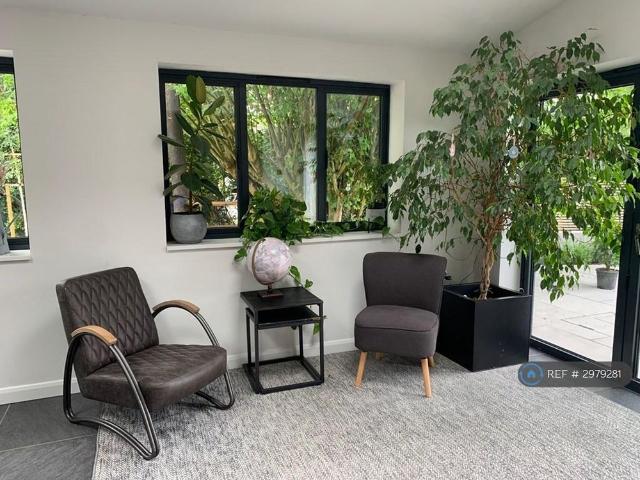5 bedroom detached house to rent