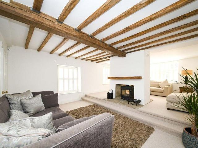 5 bedroom detached house to rent