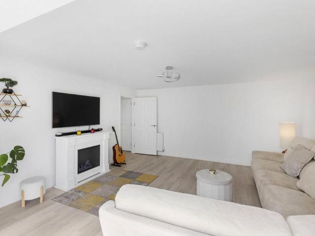 5 bedroom detached house to rent