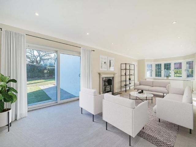 5 bedroom detached house to rent