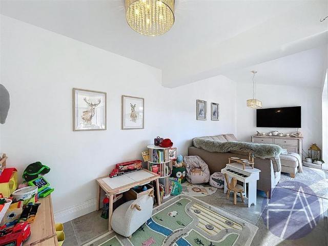 5 bedroom detached house to rent