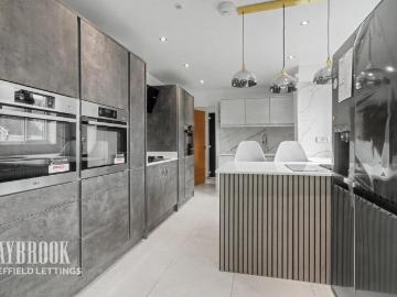 5 bedroom detached house to rent