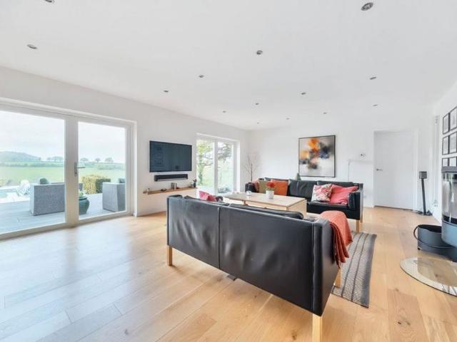 5 bedroom detached house to rent